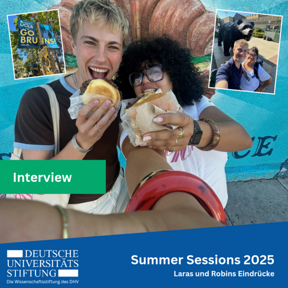 Ein junger Mann und eine junge Frau stehen zusammen vor einem Plakat, lachen und beißen in einen Hamburg